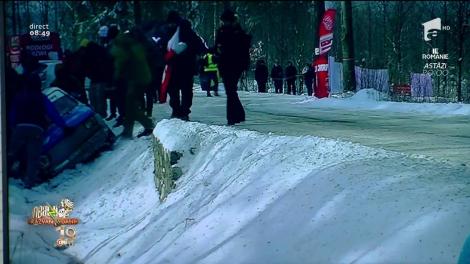 Smiley News! Un pilot de raliu, ajutat de prieteni să ajungă pe carosabil