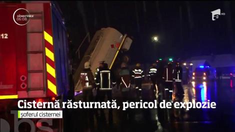 Au fost momente de panică într-o localitate din Mureş. O cisternă plină cu motorină era să intre într-o ţeavă de gaze, apoi s-a răsturnat