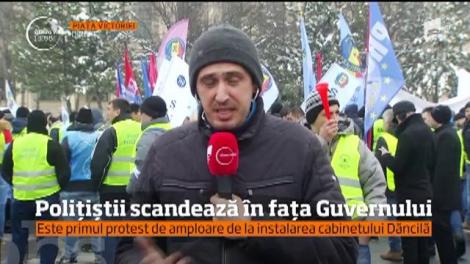 Aproape cinci mii de poliţişti, gardieni şi vameşi din toată ţara protestează în faţa Guvernului