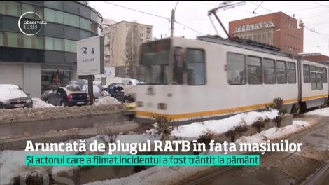 O femeie a fost aruncată de plugul RATB în fața mașinilor
