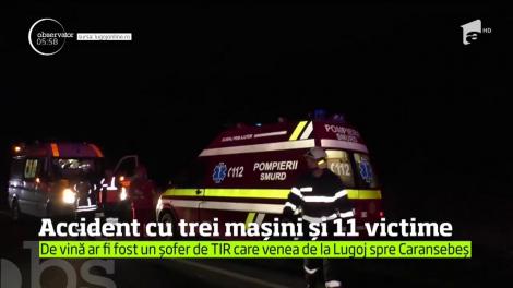 Un TIR a depăşit neregulamentar şi a lovit două maşini pe contrasens. 11 persoane au avut nevoie de ajutorul medicilor