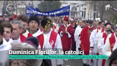 Duminica Floriilor, la catolici. Președintele Klaus Iohannis și Prima doamnă au participat la slujbă, în Sibiu