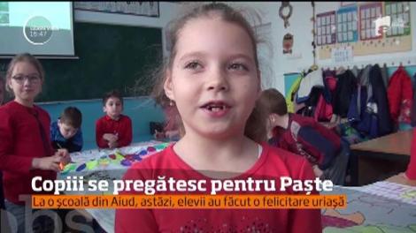 Sute copii s-au apucat deja să încondeieze ouă, dar şi să facă felicitări pentru Paşte