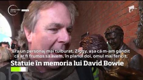 Prima statuie dedicată legendarului muzician David Bowie a fost dezvelită într-un orăşel din Anglia