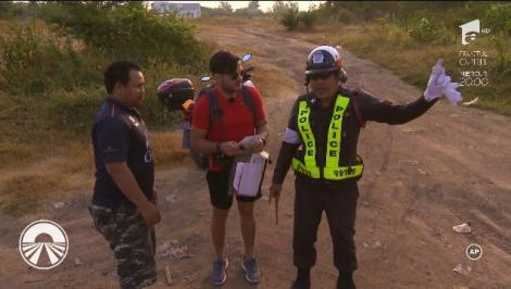 Schimb de tricouri de fotbal cu localnicii! Concurenţii de la Asia Express întâmpină mari probleme. Cruduţa: "Îi prostesc eu imediat, le dau un BESO"