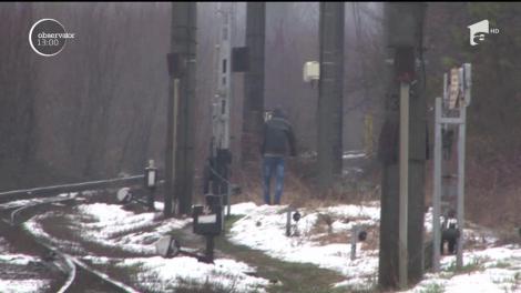 Un adolescent din Ploieşti se zbate între viaţă şi moarte după ce a traversat calea ferată cu căştile în urechi