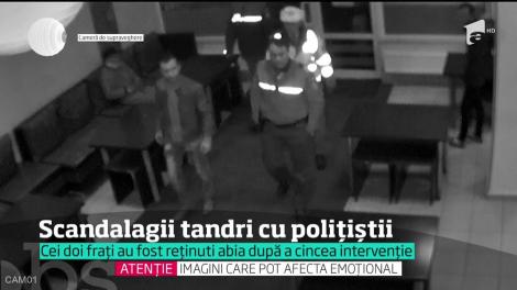 Scandalagii tandri cu polițiștii!  Unul dintre agresori îl sărută pe obraz pe unul din agenţi