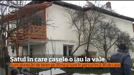 Pământul o ia la vale! O şcoală şi 30 de case, în pericol de prăbuşire