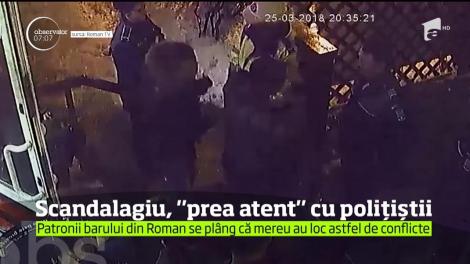 Imagini controversate într-un bar din Roman. Sărutări și bătăi pe umăr, între un scandalagiu și un... polițist!