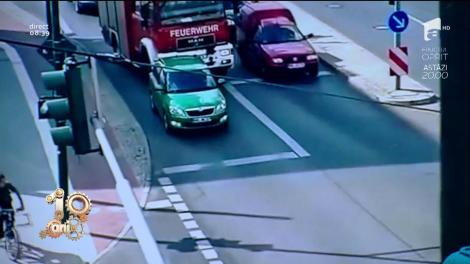 Smiley News. Bizon în trafic! Smiley News. Bizon în trafic! Nu lasă mașînă de pompieri să-l depășească