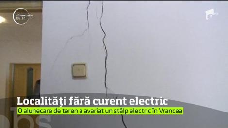 Peste 1.200 de locuitori din Vrancea au rămas în beznă din cauza unei alunecări de teren care a avariat un stâlp electric