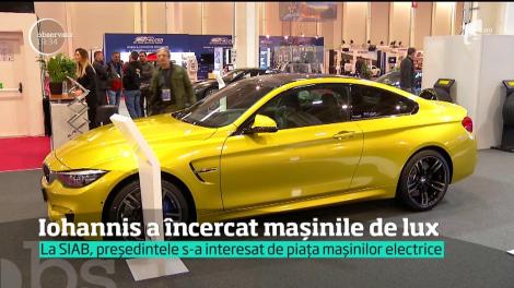Preşedintele Klaus Iohannis a încercat mașinile de lux, la Salonul International de Automobile Bucureşti