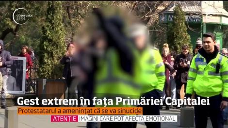 Clipe tensionate în plin centrul Capitalei. Un individ care protesta în faţa Primăriei Capiralei a ameninţat că se sinucide
