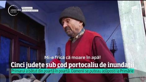 Sate sub ape, oamenii ies cu bărcile pe ulițe!