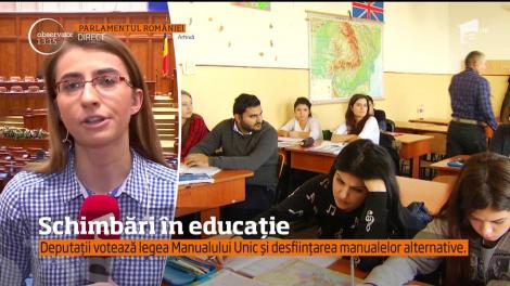 Schimbări în învăţământ. Parlamentarii ar putea decide desfiinţarea manualelor alternative