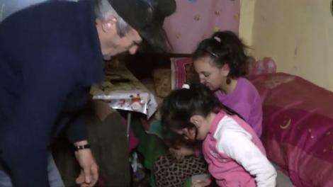 Lecţie de viaţă. Văduv, un bărbat îşi creşte cu mare dăruire cele patru fete. Deşi nu au nici măcar energie electrică, copilele sunt un exemplu