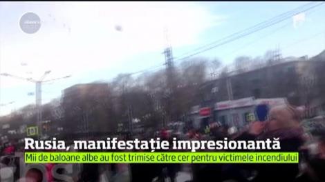 Manifestaţie impresionantă în memoria celor 64 de oameni care şi-au pierdut viaţa în incendiul devastator produs la centrul comercial din Siberia
