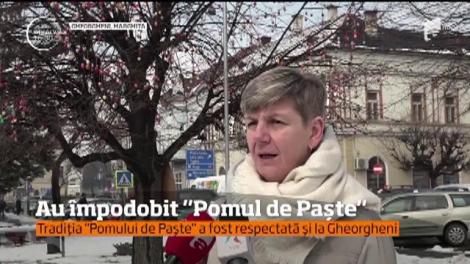 În Bistrița, copiii au participat la împodobitul "Pomului de Paște"