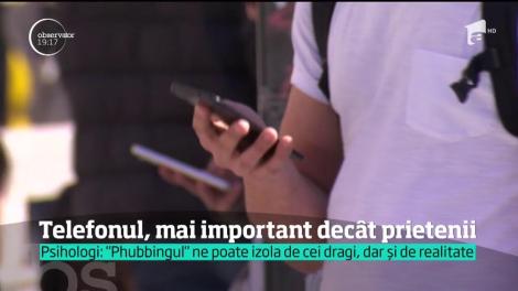 Românii au devenit atât de dependenţi de telefoane, încât ajung să îşi ignore partenerii de discuţii