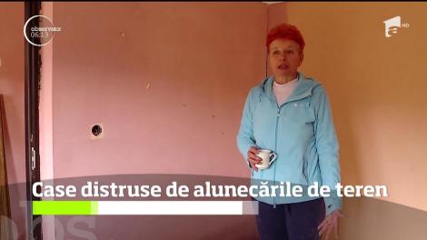 Casele a opt familii din Dâmboviţa, ameninţate de alunecările de teren
