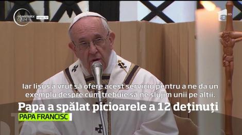 Papa Francisc a spălat picioarele a 12 deţinuţi