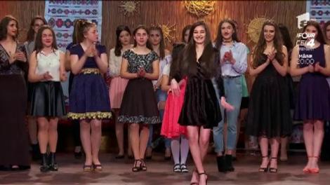 A început nebunia pe scena căminului cultural. Delia de „Dâmbovița” se duelează cu privighetorile muzicii populare