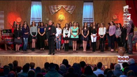 Cum să te distrezi cu un... măr! Fetele sunt puse la grea încercare