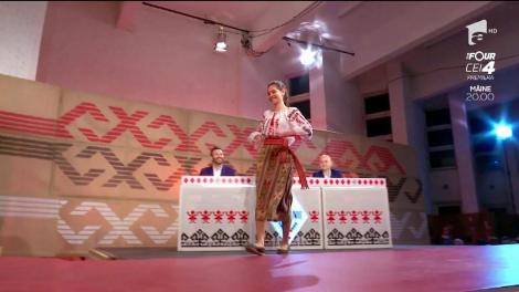 Proba ”Mândre-n straie muntenești”. Fiecare fată își prezintă, cât mai elegant, portul popular