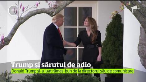 Donald Trump este ţinta criticilor pe Internet, după un gest de adio mai puţin obişnuit pentru el