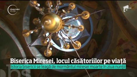 Cuplurile care se căsătoresc la o anumită biserică din Argeş spun că lăcaşul sf&acirc;nt face minuni pentru familii