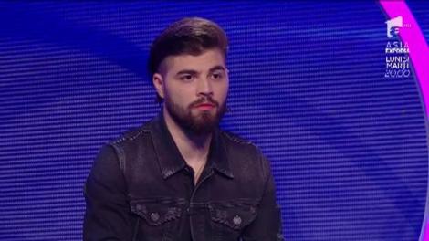 Angelo Simonică a plecat, dar tu, de acasă, îl poti aduce înapoi. Descarcă aplicația "The Four - Cei 4" și VOTEAZĂ!