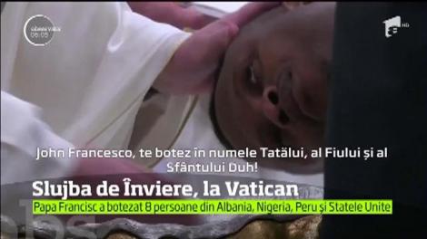 Papa Francisc a botezat un nigerian în timpul slujbei de la Vatican din Noaptea de Înviere
