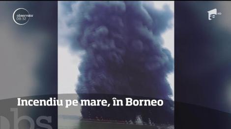 A ars oceanul &icirc;n Borneo, după ce un incendiu puternic a izbucnit &icirc;n apropierea unui golf al insulei indoneziene
