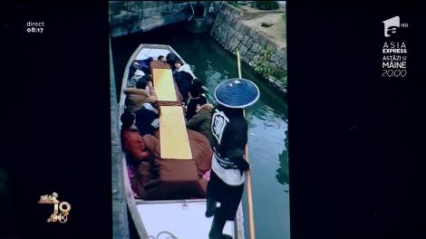 Smiley News. Gondolierul chinez le dă emoții turiștilor. A sărit...