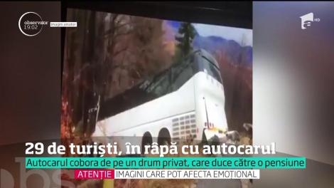 Un autocar plin cu oameni a ieşit de pe şosea şi s-a prăbuşit într-o prăpastie, în judeţul Braşov