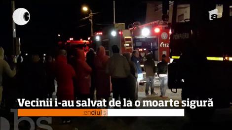 Casă cuprinsă de flăcări. Un copil de 10 ani şi trei adulţi, salvați de vecini de la moarte sigură