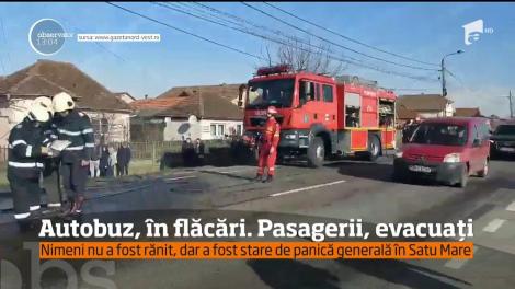 Panică în Satu Mare. Un autobuz în care se aflau pasageri a luat foc