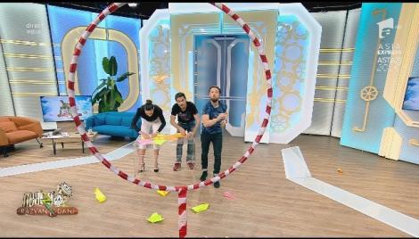 Jocurile copilăriei. Întrecerea avioanelor de hârtie