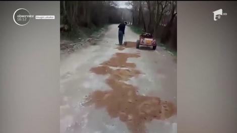 Sătul ca drumul din sat să arate mai rău ca pe lună, un localnic din Samarineşti, judeţul Gorj, a asfaltat drumul cu pământ