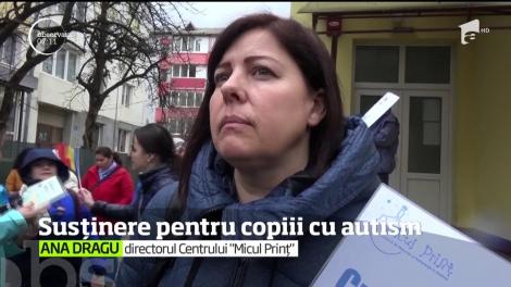 "Diferiti, nu inferiori!" Acesta este mesajul cu care au mărşăluit la Bistriţa copii cu autism, părinţi, prieteni şi profesori