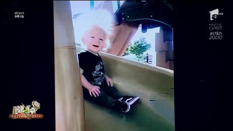 Smiley News. S-a electrizat pe tobogan. Bebelușul acesta și-a îndreptat părul într-un timp record