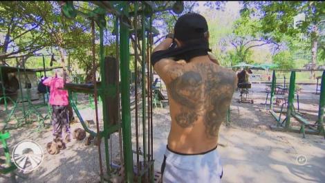 Zici că este membru al mafiei Yakuza! Speriate, Ana şi Raluka au vrut să fugă: ”Ia uite, ăsta se dezbracă în fața noastră!”