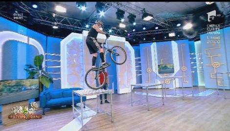Show extrem. Gabi Orban, demonstrație de sărituri cu bicicleta