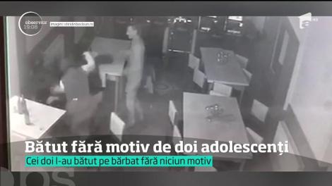 Caz similar! Un bărbat din Bistrița a fost bătut fără motiv de doi adolescenţi! Atacul a fost fimat de camerele de supraveghere (VIDEO)