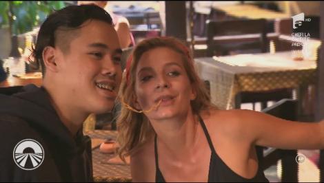 VIDEO de senzaţie. Ana Baniciu, gesturi tandre, la masă, cu un thailandez: ”Opa! A fost și un pupic”