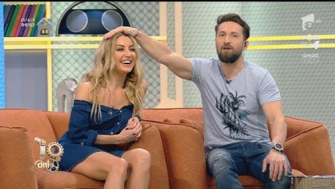 ”Dani, tu mă provoci!” Flavia nu știe ce poziție să adopte, fustița e prea scurtă! Replica lui Oțil e genială!