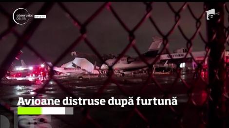 Un hangar de mari dimensiuni de pe aeroportul din Houston, Texas, a fost pus la pământ de o furtună puternică