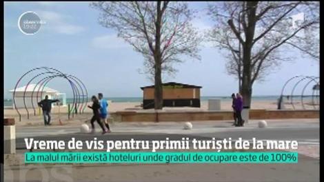 Vreme de vis pentru primii turişti de la mare