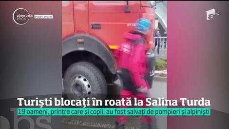 Panică la Salina Turda! 19 turişti, printre care şi copii, au rămas blocaţi la zeci de metri înălţime, într-o roată de agrement