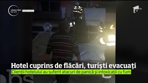 Clipe de groază pentru turiştii unui hotel din Gorj. Un incendiu puternic a cuprins clădirea